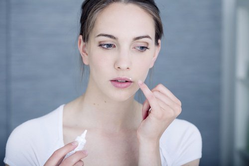Fată care știe cum să scapi de herpes