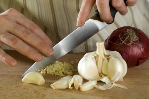 Cum să cureți alimentele de coajă și să scapi de mirosul de usturoi
