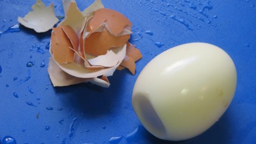 Cum să cureți alimentele de coajă și cum să decojești ouăle fierte
