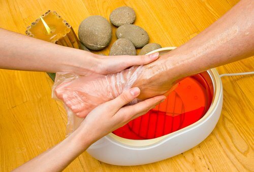 Printre altele, parafina te ajută să remediezi călcâiele crăpate