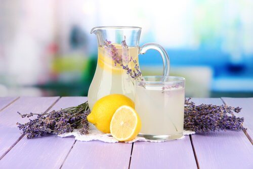 Durerile de cap – tratament cu limonadă cu levănțică Durerile de cap – tratament cu limonadă cu levănțică