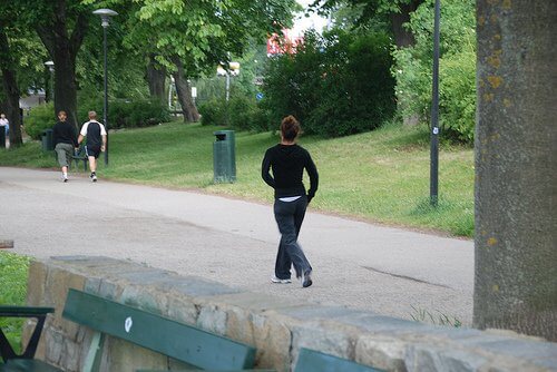 Printre altele, mersul pe jos în parc te va ajuta să pierzi în greutate