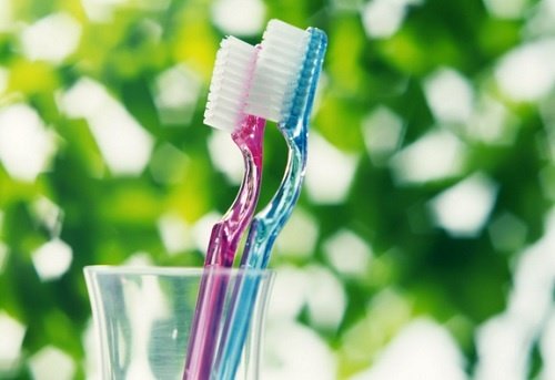 Ai grijă cum folosești periuța de dinți când îți speli dantura