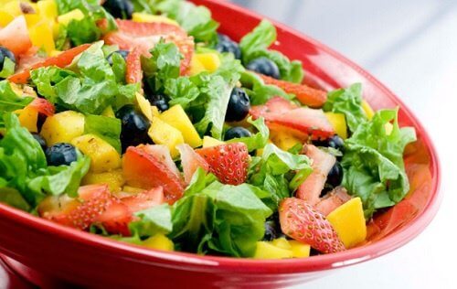 Salată de legume și fructe