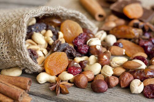 Alimente care reduc oboseala precum fructele oleaginoase