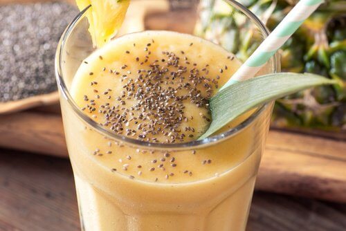 Un shake cu ananas și semințe de chia ajută la slăbit