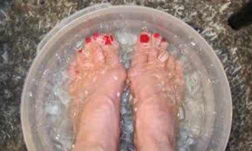 Apa cu gheață este benefică pentru picioare