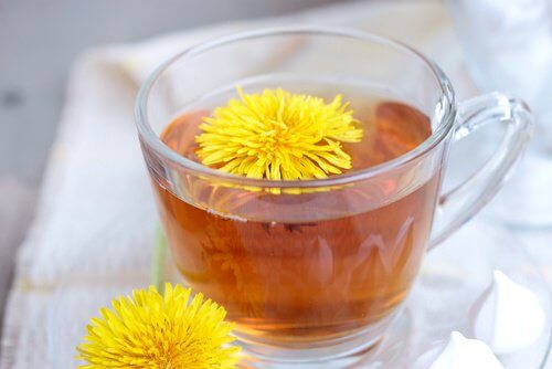Ceaiul de păpădie este un bun remediu pentru pietrele la rinichi