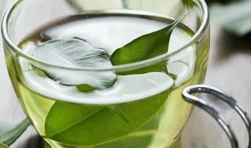 Ceaiul verde pe lista de alimente care combat artrita