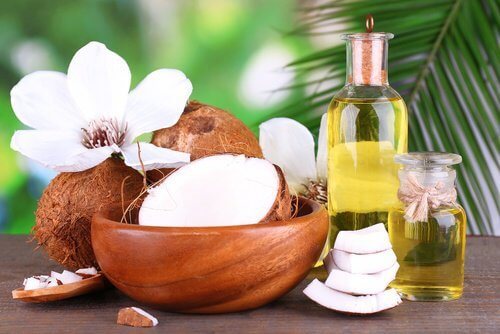 Lapte de cocos într-o cremă naturală pentru îndreptarea părului