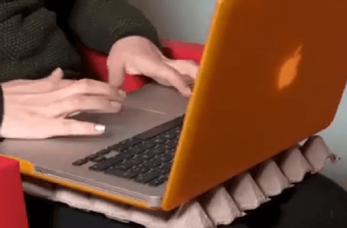 Cofrajele de ouă folosite ca suport de laptop