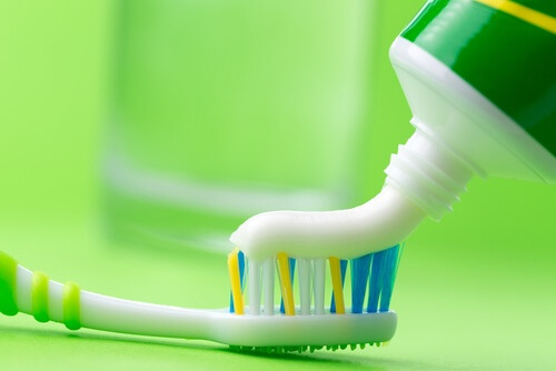 Curățarea arsurii de pe fierul de călcat cu pastă de dinți