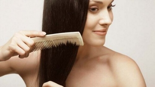 Căderea părului chiar poate fi combătută în mod natural