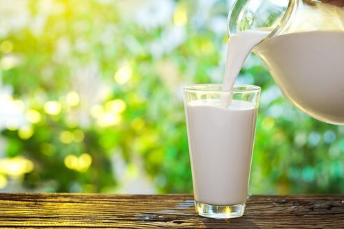 Hormonii folosiți pentru producerea lactatelor pod duce la îngrășare