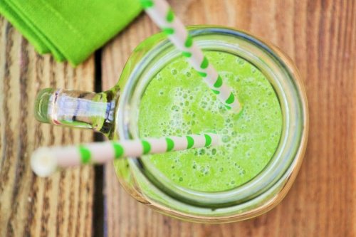 Consumă acest milkshake pentru slăbit cu pepene și mere