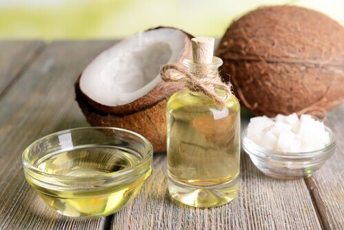 Remedii naturiste pentru mâinile uscate cu ulei de cocos