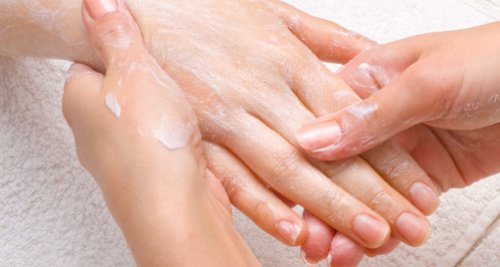 7 remedii naturiste pentru mâinile uscate