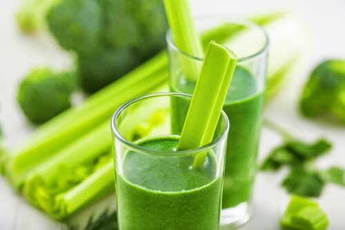 Un smoothie cu țelină pentru curățarea vezicii urinare