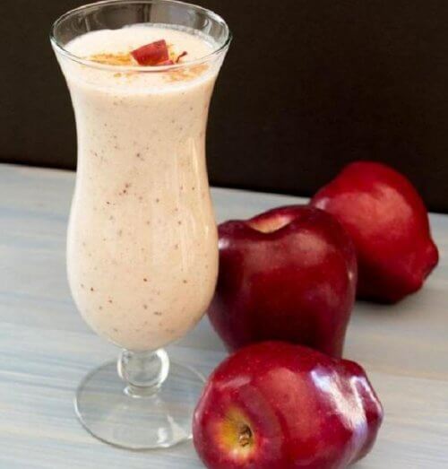 Smoothie cu mere roșii și scorțișoară