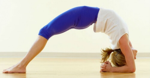 5 poziții de yoga care reduc stresul și anxietatea