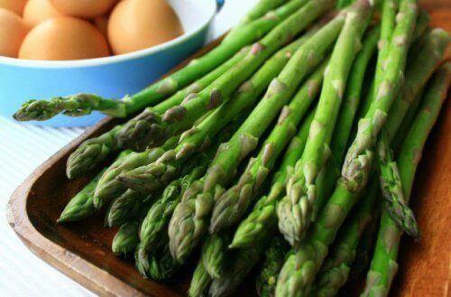 Sparanghelul pe lista de alimente cu calorii negative