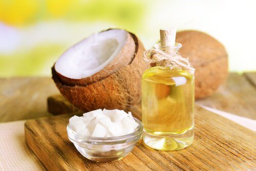 Ulei de cocos pe lista de alimente pentru prevenirea candidozei
