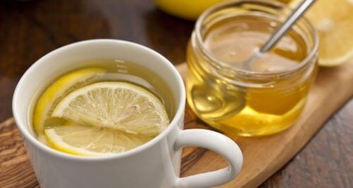 Apa caldă cu miere – 5 motive să o bei