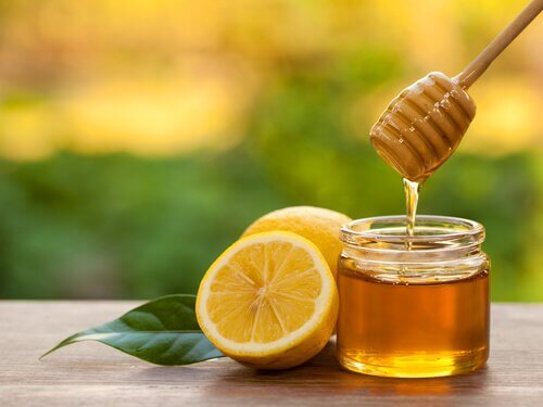 Apa caldă cu miere susține detoxifierea organismului