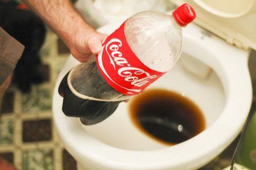Coca-Cola curăță vasul de toaletă