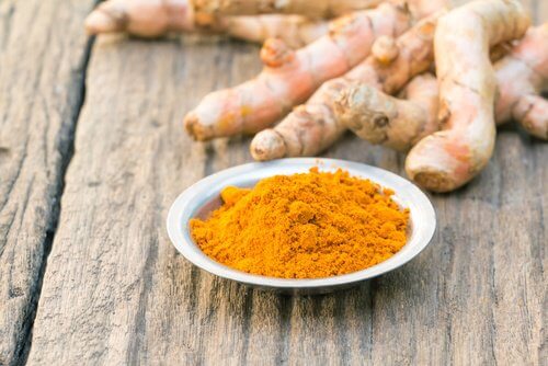 Consumă o bătură tonică pe bază de curcuma