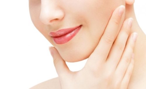 Exerciții faciale care reduc bărbia dublă