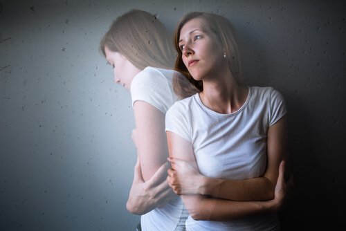 Femeie afectată de cauze ale depresiei ereditare