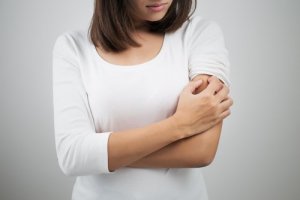 Intoleranța la gluten și coșurile de pe brațe
