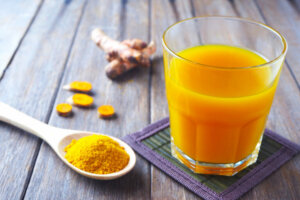 Sucul de curcuma: beneficii incredibile