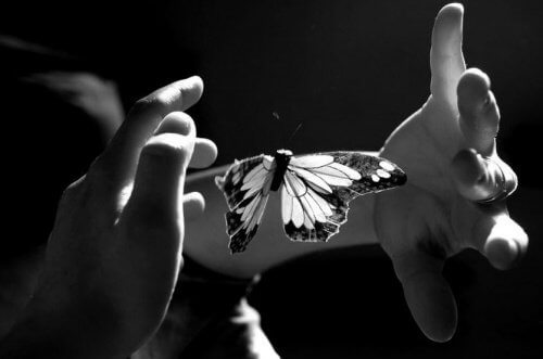 O mângâiere din suflet creează intimitate emoțională