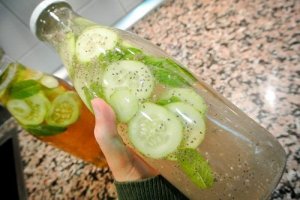 6 motive să bei apă cu castravete în fiecare zi