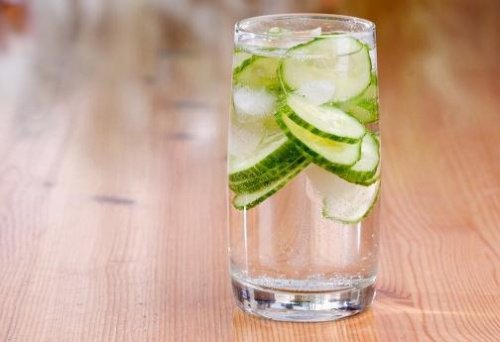 Motive să bei apă cu castravete precum conținutul bogat de vitamine