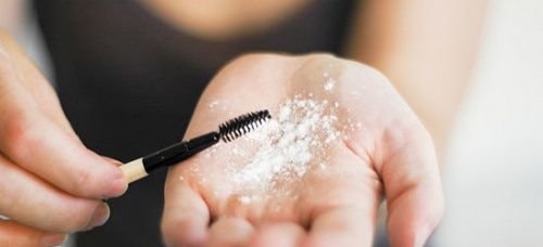 Aplică pudră de talc pe gene pentru a le oferi volum