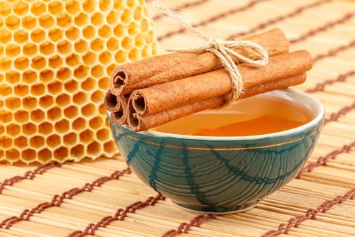Scorțișoara și mierea te ajută să obții un abdomen plat