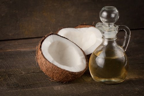 Aplică ulei de cocos pe gene în fiecare seară