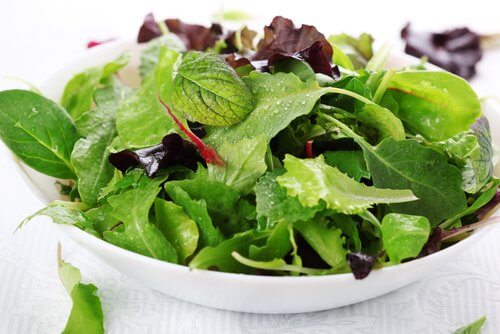 Poți să combați arsurile la stomac cu diverse salate