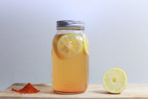 Băutură tonică pentru slăbit cu lămâie și curcuma