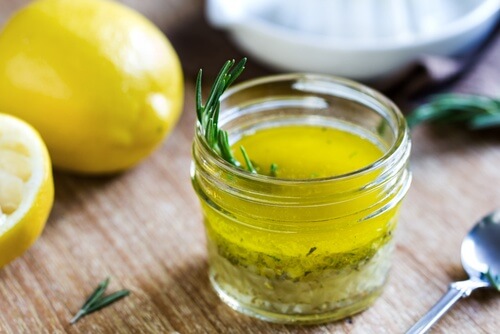 O băutură medicinală cu lămâie și ulei de măsline