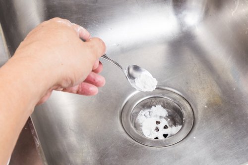 Bicarbonatul de sodiu albește rufele prin aplicare directă