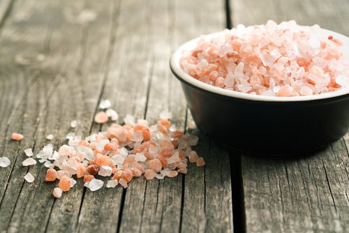 Poți trata migrenele cu ingrediente naturale ca sarea roz de Himalaya