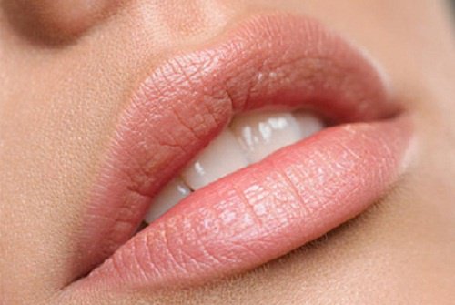 Folosirea unor produse naturale pentru a arăta bine fără machiaj