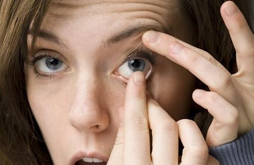 Spălatul pe mâini e important înainte de folosirea lentilelor de contact