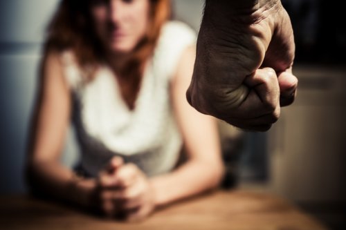 Indivizii abuzivi folosesc mai multe tipuri de tehnici de manipulare