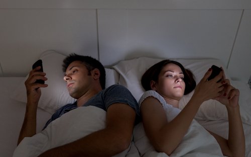 Telefonul mobil te poate împiedica să adormi