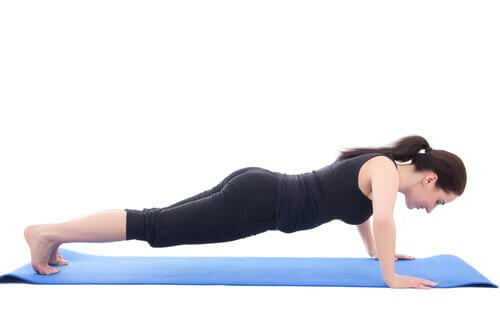 Exerciții ca scândura te ajută să ai un abdomen ferm și plat